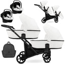 Zwillingskinderwagen-Set, Ansicht bestehend aus zwei 3-in-1 Kinderwagen in Weiß mit schwarzem Rahmen sowie einer Tasche und 2x Kinderautositz.