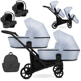 Zwillingskinderwagen-Set, Ansicht bestehend aus zwei 3-in-1 Kinderwagen in Blau mit schwarzem Rahmen sowie einer Tasche und 2x Kinderautositz.