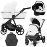 Weißer Kombikinderwagen in drei Ansichten: links Seitenansicht mit Babywanne, rechts Frontansicht mit Sportsitz, unten Vorderansicht eines passenden Rucksacks, rechts oben Ansicht eines passenden Autositz dazu.