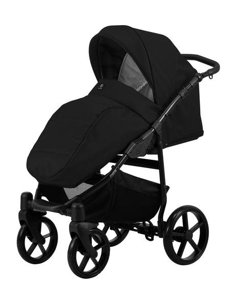 Kinderwagen in leicht schräger Seitenansicht, sichtbar mit Sonnenverdeck, Sicherheitsbügel, Vier-Rad-Fahrgestell und geräumigem Unterkorb.