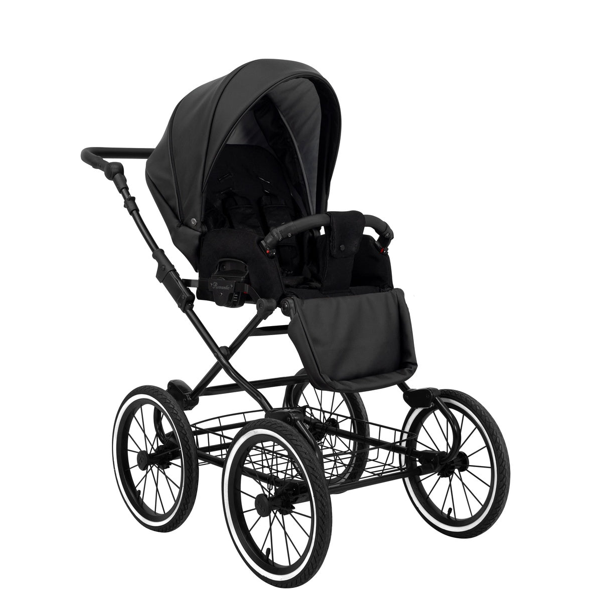 Ansicht von Schräg-Rechts eines modernen Kinderwagens, sichtbar mit Sonnenverdeck, Sicherheitsbügel, Vier-Rad-Fahrgestell und geräumigem Unterkorb.