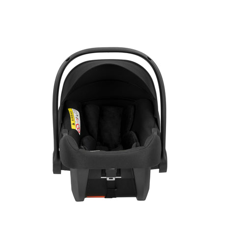 Frontalansicht eines modernen Kinderautositzes in Schwarz.
