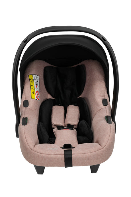 Frontalansicht eines modernen Kinderautositzes in Pink.