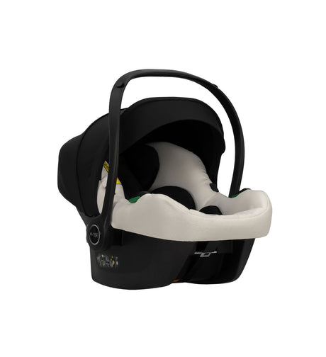 Ansicht von hinten eines modernen Kinderautositzes in Weiß.