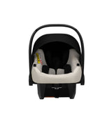Frontalansicht eines modernen Kinderautositzes in Weiß.