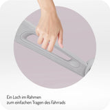 Hand greift einen Tragegriff am Fahrradrahmen für einfachen Transport