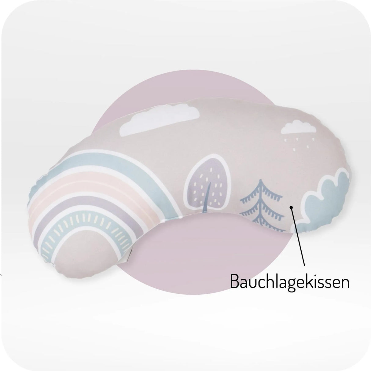 Bauchlagekissen mit buntem Regenbogen- und Wolkenmuster auf hellem Hintergrund
