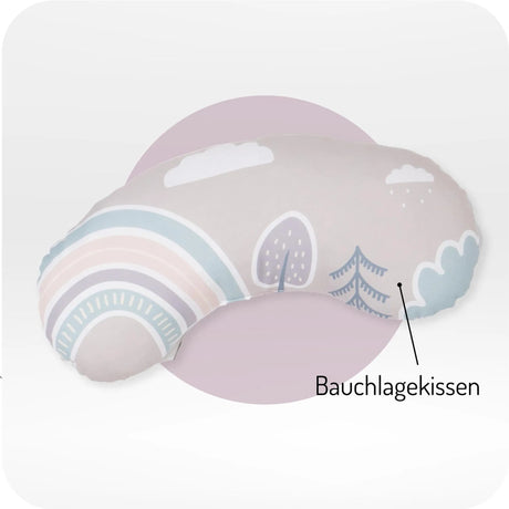 Bauchlagekissen mit buntem Regenbogen- und Wolkenmuster auf hellem Hintergrund