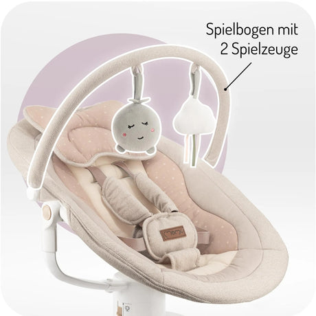 Babyschaukel mit Spielbogen und zwei hängenden Spielzeugen in neutralen Farben