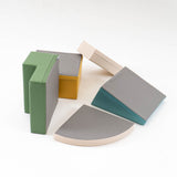 Bunte Schaumstoffblöcke in verschiedenen Formen und Farben auf weißem Hintergrund