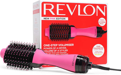 Produktverpackung des Revlon One-Step Haartrockners in Pink. Text: ONE-STEP VOLUMISER – POWER OF A DRYER, VOLUME OF A STYLER