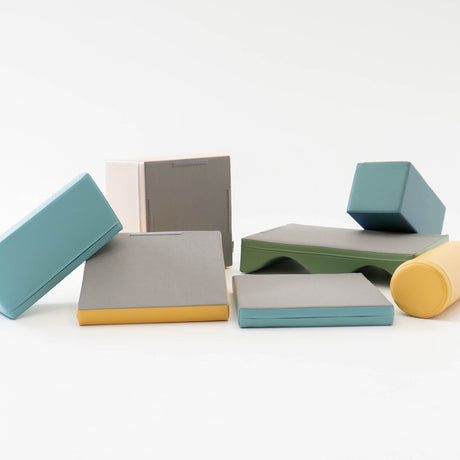 Bunte Yogablöcke und -kissen in verschiedenen Formen und Größen