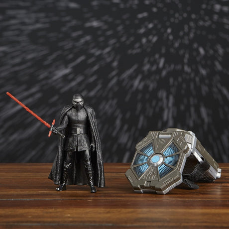 Hasbro Star Wars Armband mit Kylo Ren Figur auf einem Tisch mit Sternenhintergrund