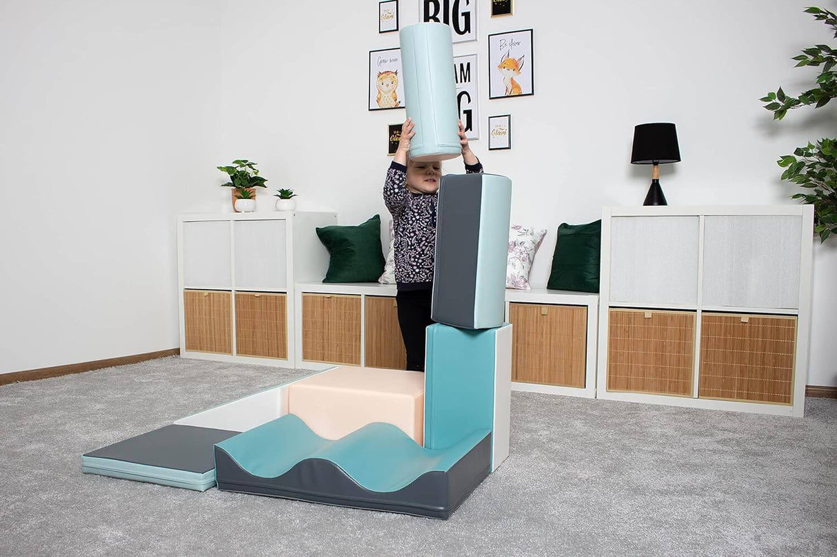 Bunte Schaumstoffbausteine in einem modernen Wohnzimmer auf Teppichboden