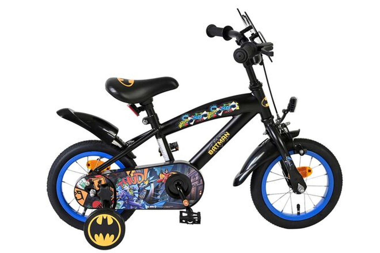 Schwarzes Kinderfahrrad mit Batman-Motiv und blauen Reifen