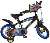 Schwarzes Kinderfahrrad mit Batman-Motiv und blauem Reifen