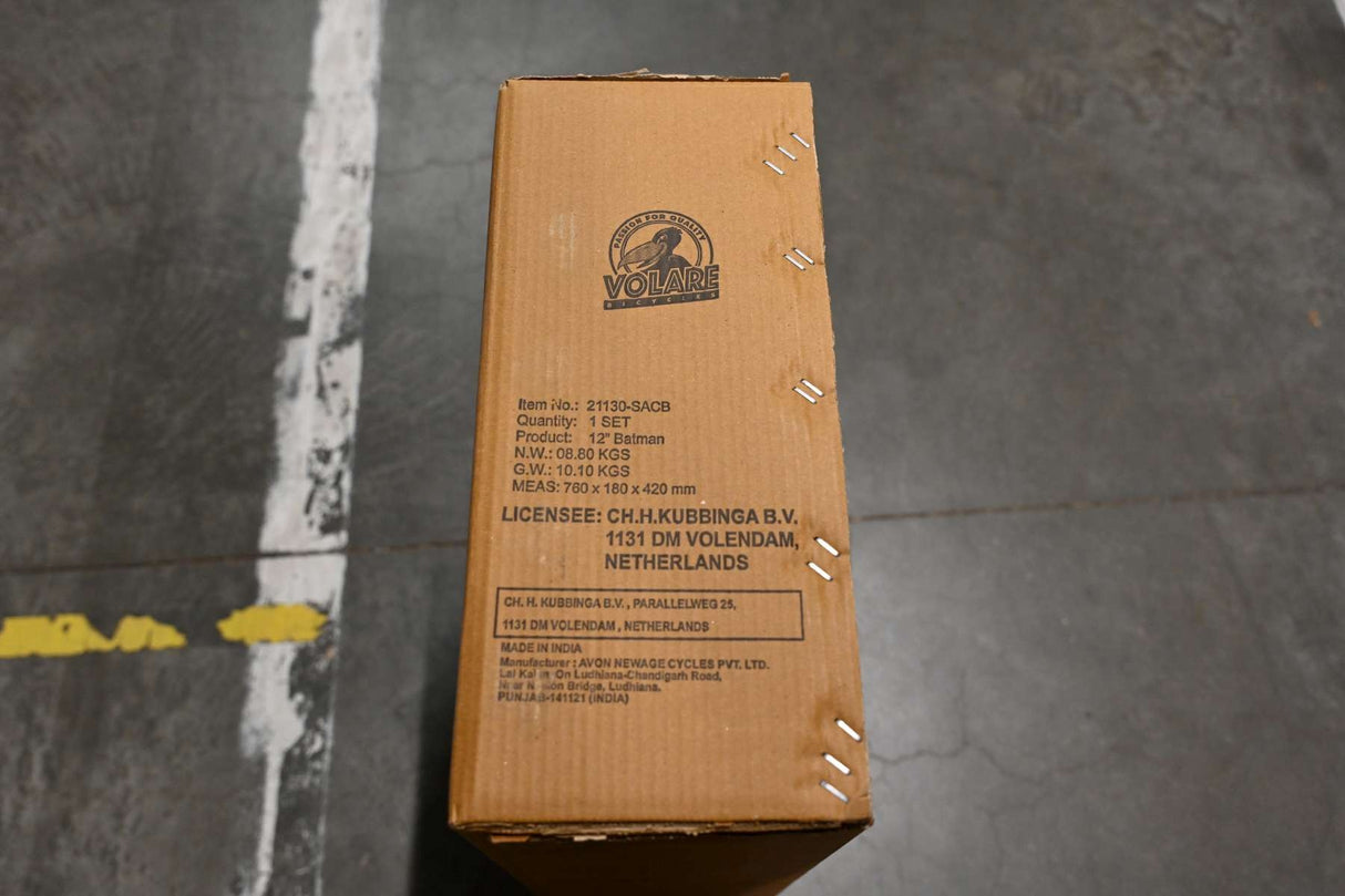 Braune Kartonverpackung mit Produktinformationen und Lizenzdetails