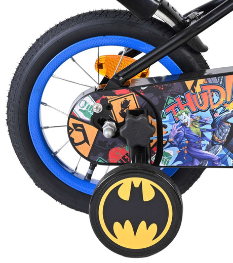 Buntes Kinderfahrrad mit Batman-Motiv und Stützrädern in Blau und Schwarz