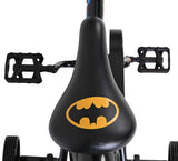 Schwarzer Dreiradsitz mit gelbem Batman-Logo und Pedalen