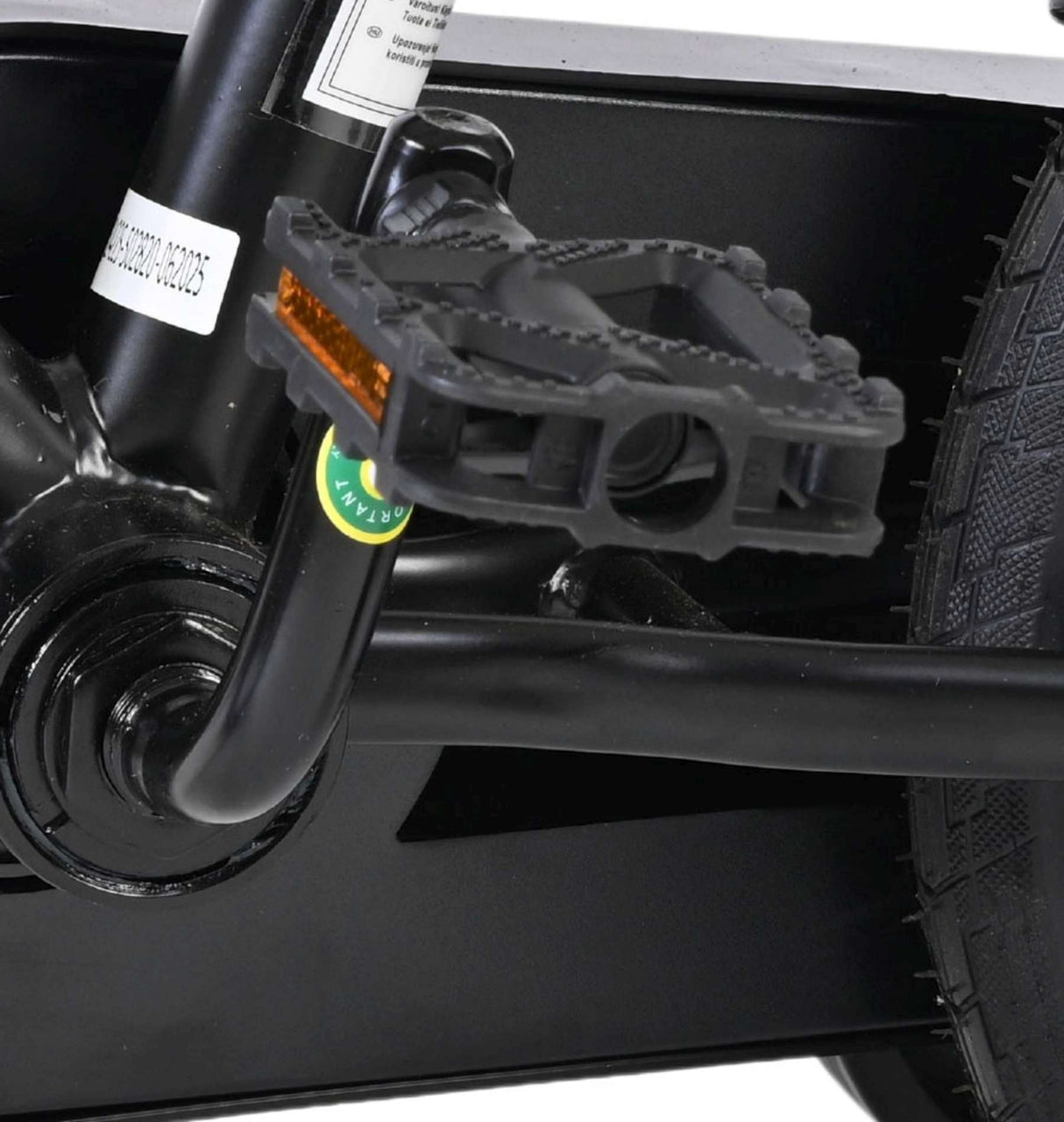 Schwarzes Fahrradpedal mit reflektierenden Elementen und stabiler Achse