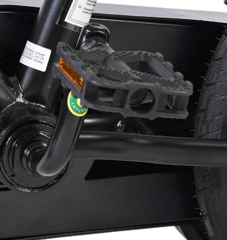 Schwarzes Fahrradpedal mit reflektierenden Elementen und stabiler Achse