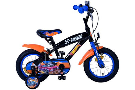 Kinderfahrrad in Schwarz und Orange mit Rennmotiven und Stützrädern