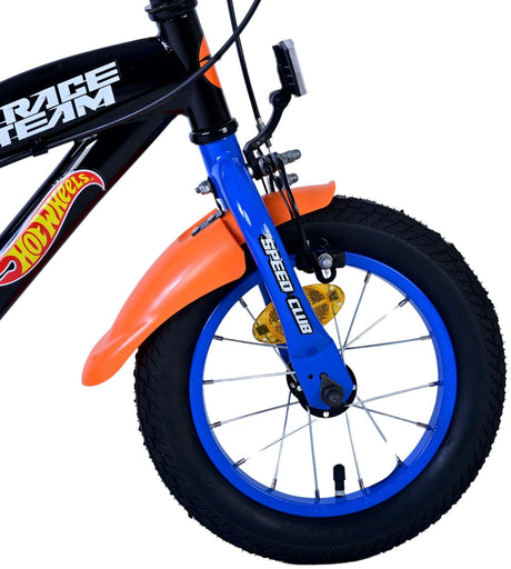 Vorderreifen eines Kinderfahrrads mit orangefarbener Schutzblech und blauen Felgen