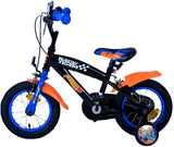 Schwarzes Kinderfahrrad mit orangefarbenen Akzenten und Rennmotiv