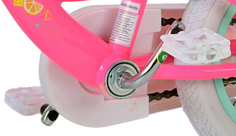 Pinkes Fahrrad mit bunten Aufklebern und weißen Reifen
