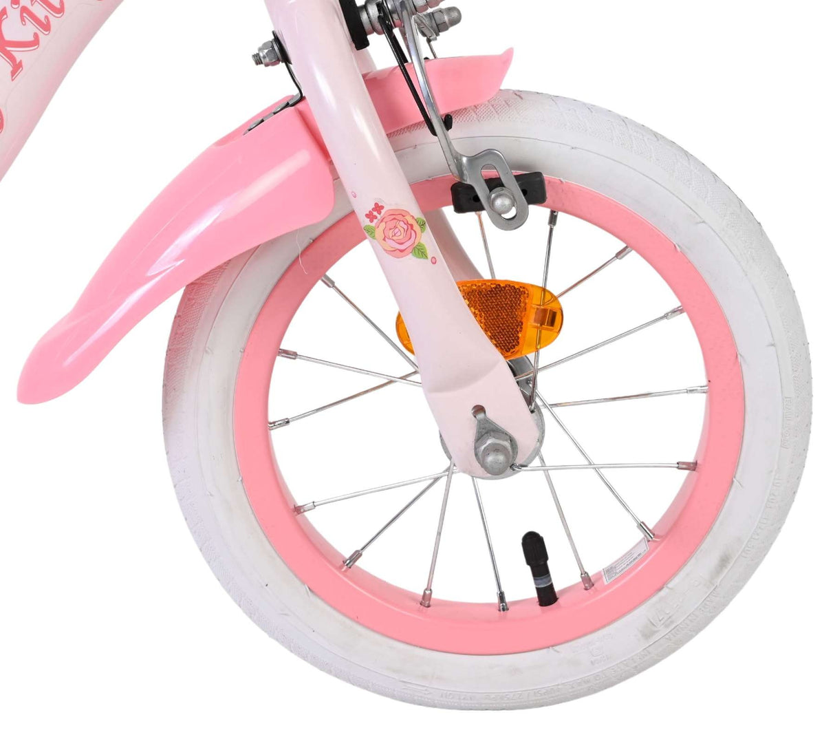 Vorderreifen eines rosa Kinderfahrrads mit weißen Reifen und reflektierendem Element