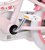 Rosa Kinderfahrrad mit Pedal und Blumenmuster am Rahmen