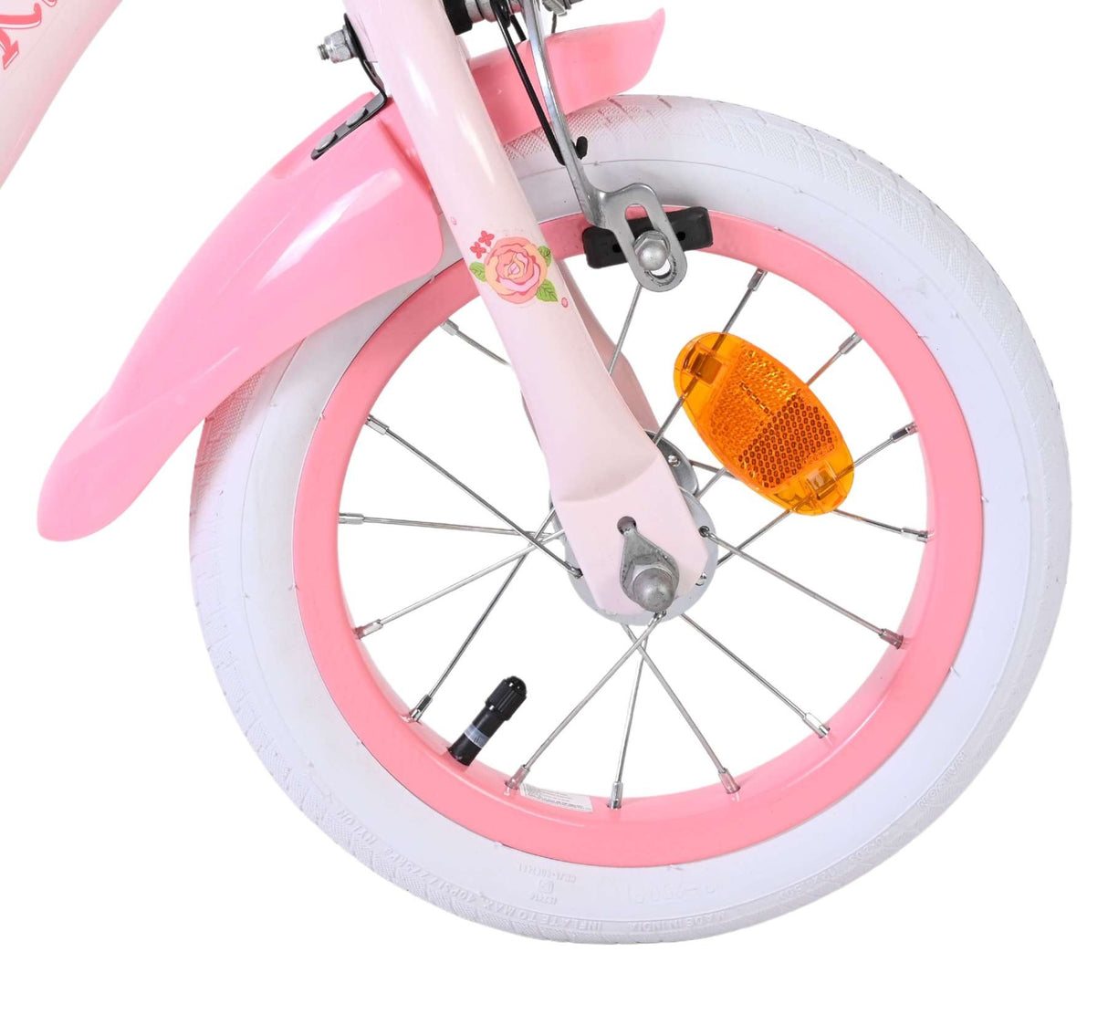 Vorderreifen eines pinken Fahrrads mit reflektierendem Element und weißen Reifen