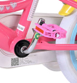 Rosa Kinderfahrrad mit bunten Pedalen und weißen Reifen
