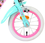Vorderreifen eines Kinderfahrrads in Türkis und Pink mit weißen Reifen