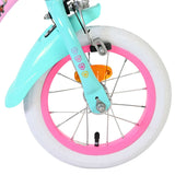 Vorderreifen eines Kinderfahrrads in Türkis und Pink mit reflektierendem Element