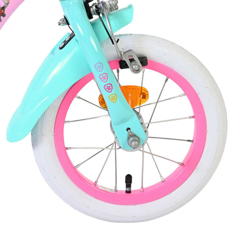 Vorderreifen eines Kinderfahrrads in Türkis und Pink mit reflektierendem Element