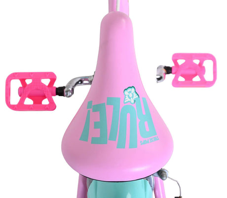 Rosa Kinderfahrradsattel mit blauer Schrift und pinken Pedalen