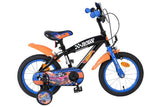 Kinderfahrrad in Schwarz und Orange mit Rennmotiven und Stützrädern