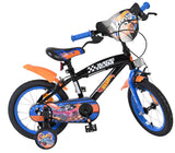 Schwarzes Kinderfahrrad mit blauen und orangefarbenen Akzenten und Rennmotiven