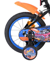 Buntes Kinderfahrrad mit blauem Reifen und auffälligem Design am Rahmen