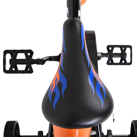 Schwarzer Sitz mit blauen und orangen Flammenmotiven auf einem Fahrzeug