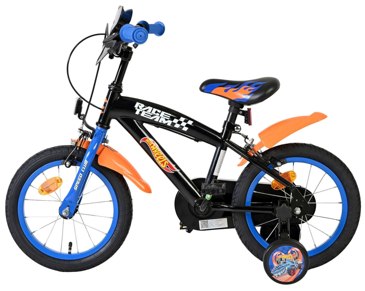 Schwarzes Kinderfahrrad mit blauen und orangefarbenen Akzenten und Stützrädern