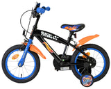 Schwarzes Kinderfahrrad mit blauen und orangefarbenen Akzenten und Stützrädern