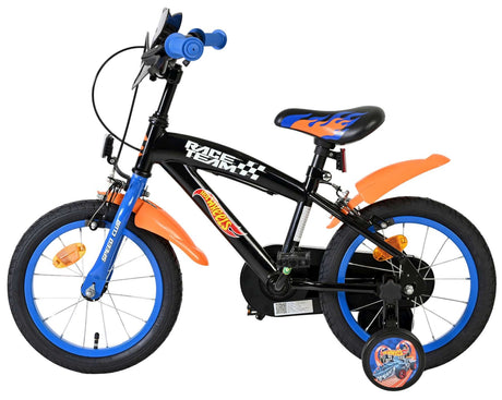 Schwarzes Kinderfahrrad mit blauen und orangefarbenen Akzenten und Stützrädern