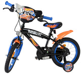 Schwarzes Kinderfahrrad mit blauen und orangefarbenen Akzenten, Rennmotiven