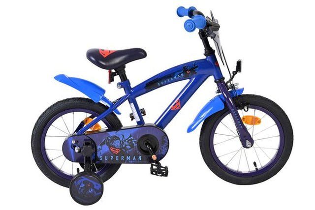 Blaues Kinderfahrrad mit Superman-Motiv und Stützrädern