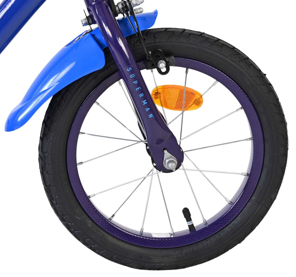 Blaues Kinderfahrrad mit lila Rad und reflektierendem Element