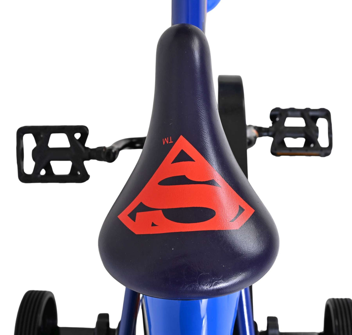 Blauer Dreirad-Sitz mit rotem Superhelden-Logo