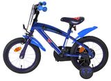 Blaues Kinderfahrrad mit Superman-Motiv und Stützrädern