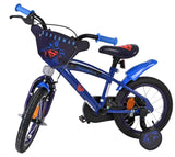 Buntes Kinderfahrrad mit Superman-Motiv und Stützrädern in Blau